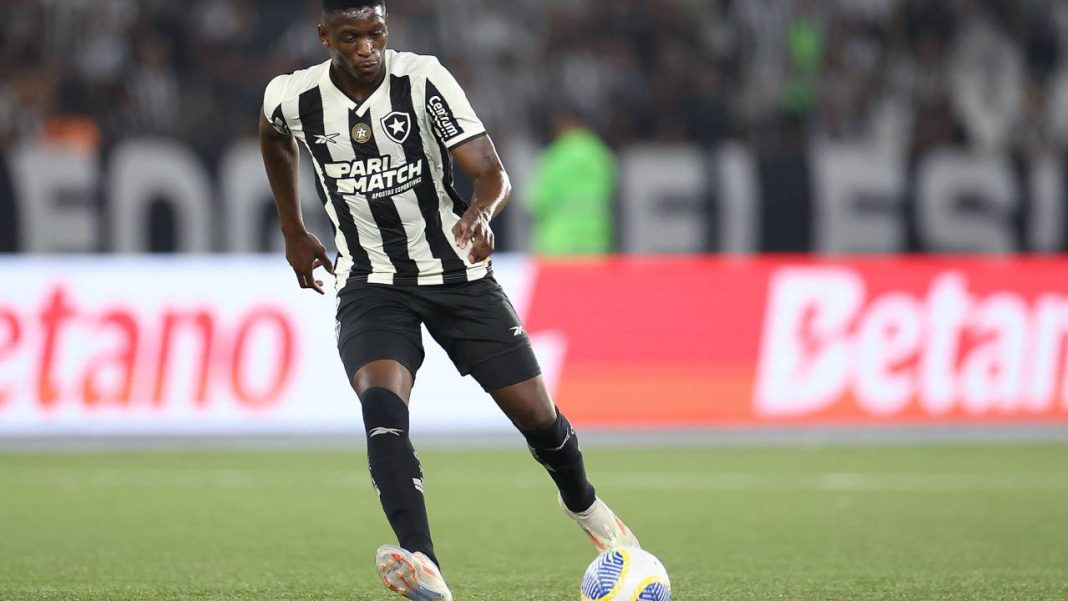 Luiz Henrique em ação pelo Botafogo em partida contra o Corinthians pelo Campeonato Brasileiro