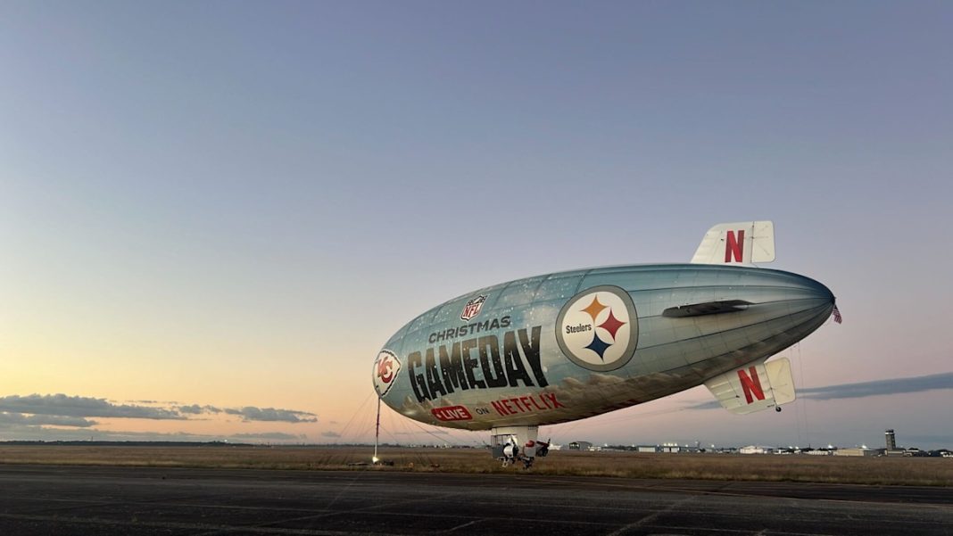 Dirigível exibe propaganda da Netflix para a exibição do jogo entre Chiefs e Steelers -