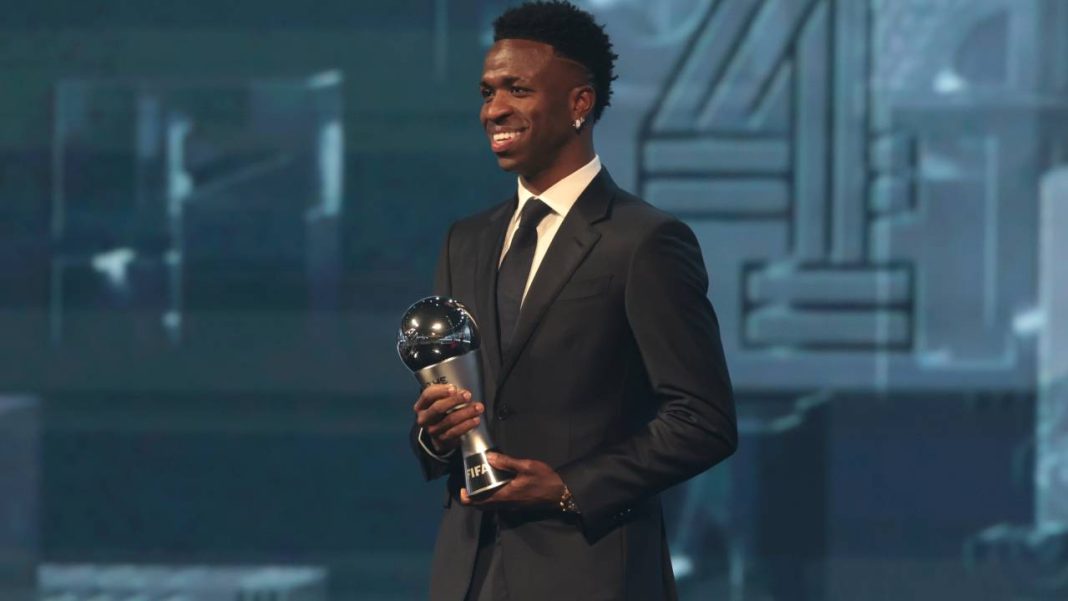 Vinicius Junior com o troféu de melhor jogador do mundo da Fifa - 17/12/2024