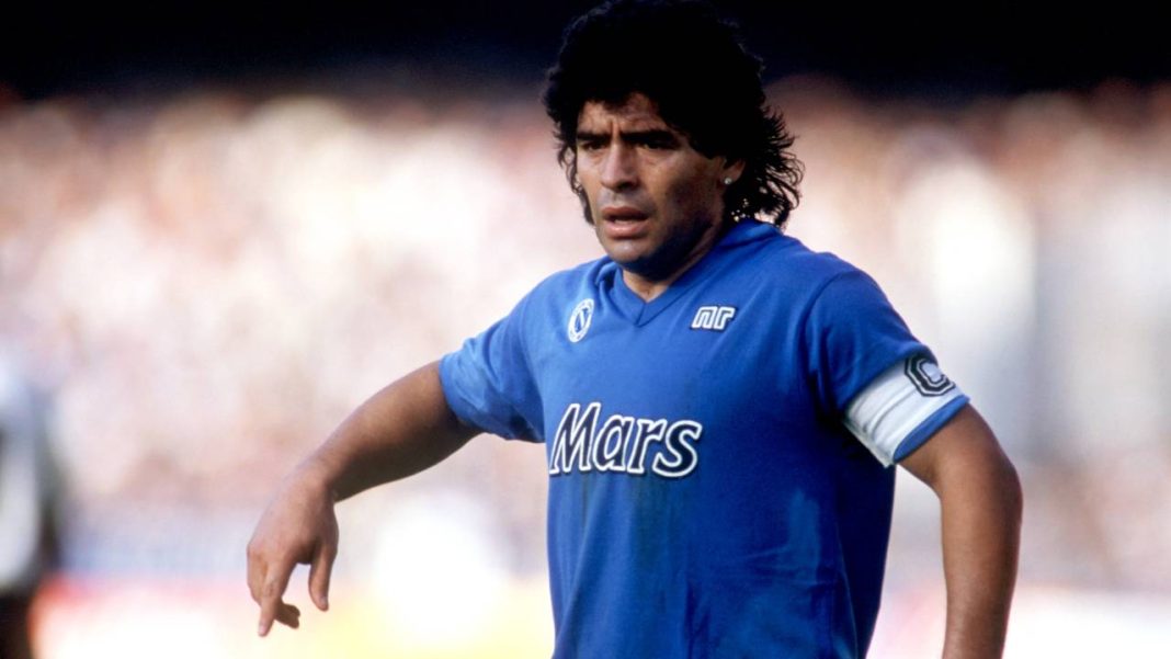 Auge: Maradona em ação pelo Napoli, em 1989