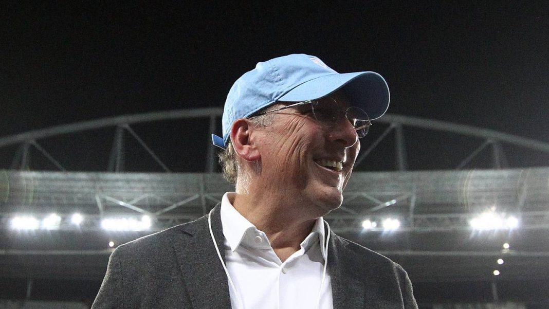 John Textor caminha no gramado do Estádio Nilton Santos, em partida entre Botafogo e Atlético-GO, pelo Campeonato Brasileiro - 18/4/2024