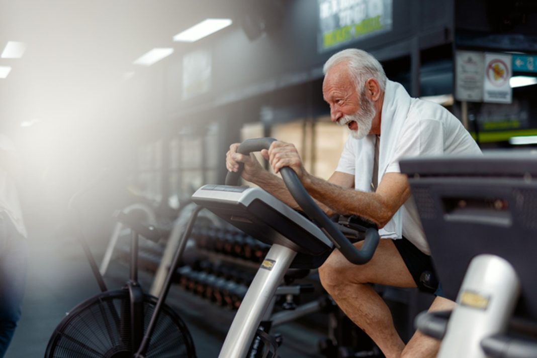 Homem idoso faz exercício aeróbico na academia - Metrópoles