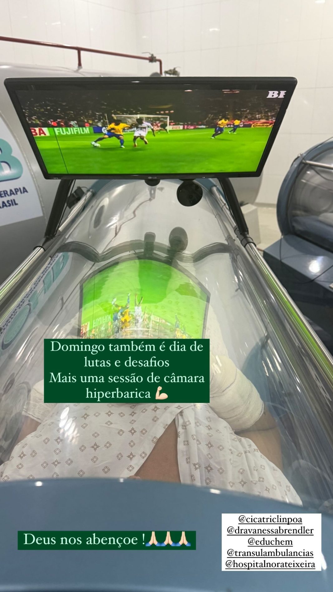 Foto colorida de Lúcio em câmara hiperbárica - Metrópoles