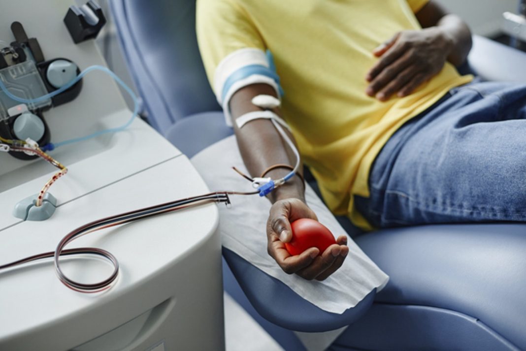 Foto de home doando sangue - Metrópoles
