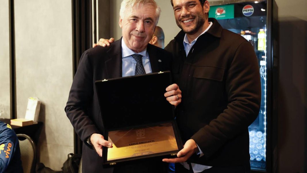 Carlo Ancelotti recebe placa em homenagem a seu aniversário do presidente da CBF, Samir Xaud