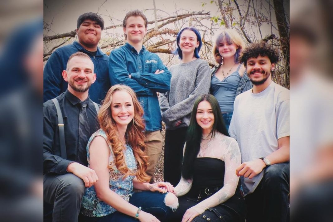 Imagem colorida de mulher com melanoma junto com sua família - Metrópoles