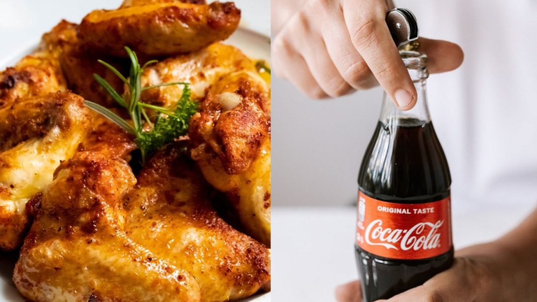Imagem de frango assado com aspecto dourado ao lado de uma garrafa de Coca-Cola sendo aberta.