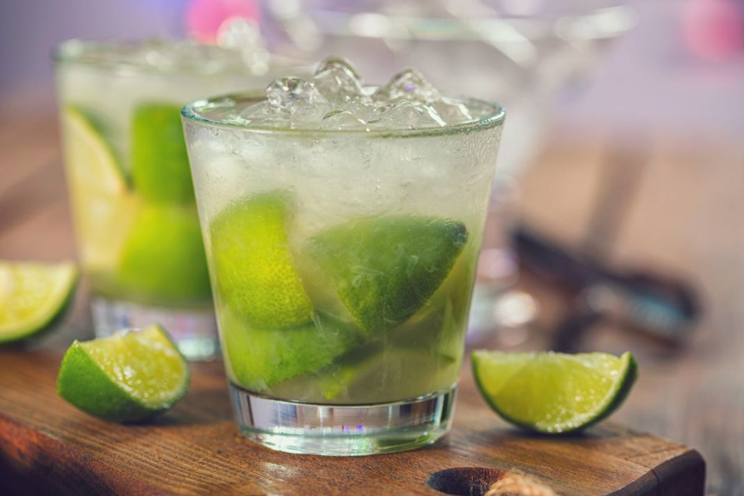 Foto colorida de uma caipirinha - Metrópoles