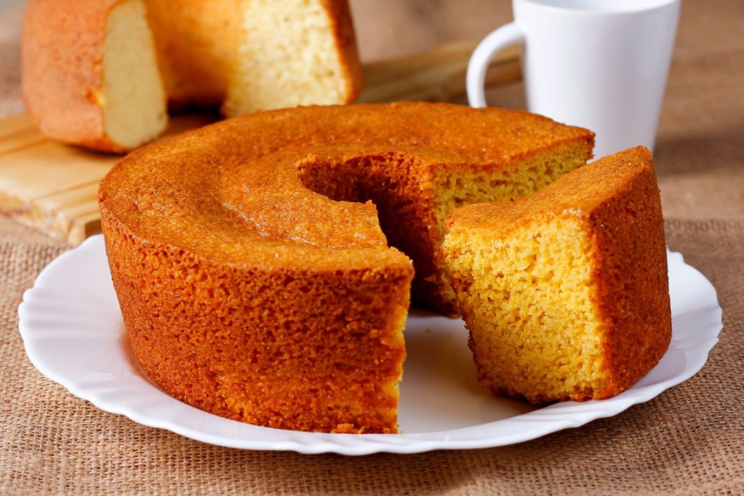 foto colorida de bolo de cenoura e milho