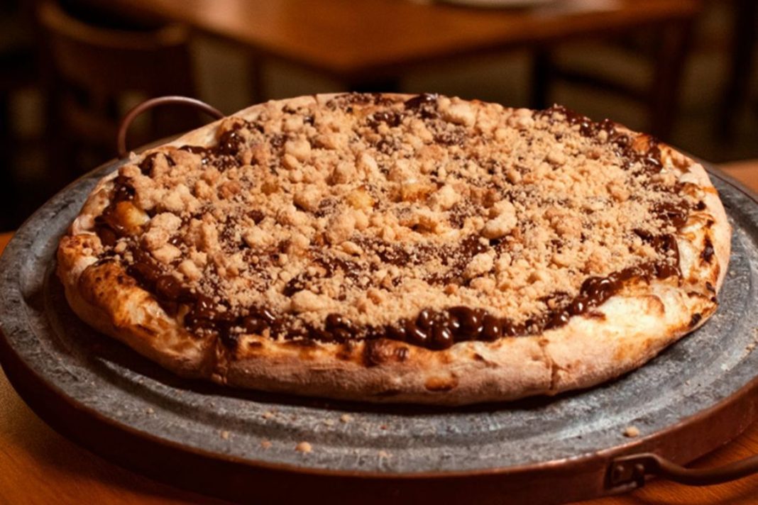 Na foto está a pizza de chineque